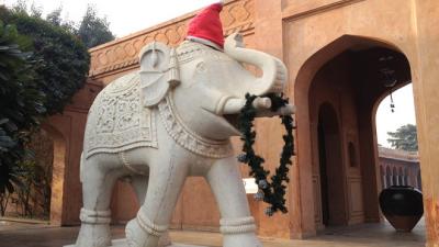 indischer Steinelefant mit Weihnachtsmütze